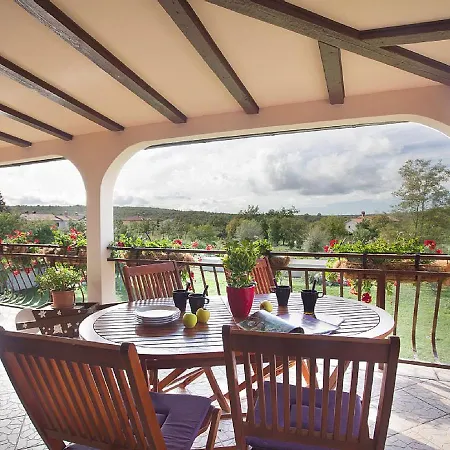 House Licul, 3-bedroom House With Pool And Garden Near Labin, Istrien Holiday home